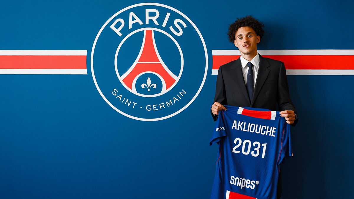 Paríž St. Germain získal z ofenzívneho záložníka Maghnesa Akliouchea.
