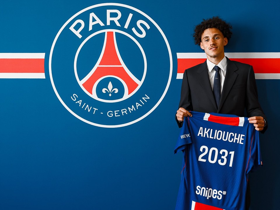 Paríž St. Germain získal z ofenzívneho záložníka Maghnesa Akliouchea.