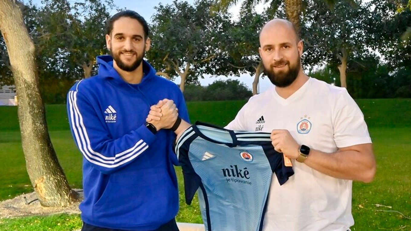 Grécky futbalista Spyridon Risvanis a generálny riaditeľ klubu Ivan Kmotrík ml.