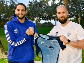 Grécky futbalista Spyridon Risvanis a generálny riaditeľ klubu Ivan Kmotrík ml.