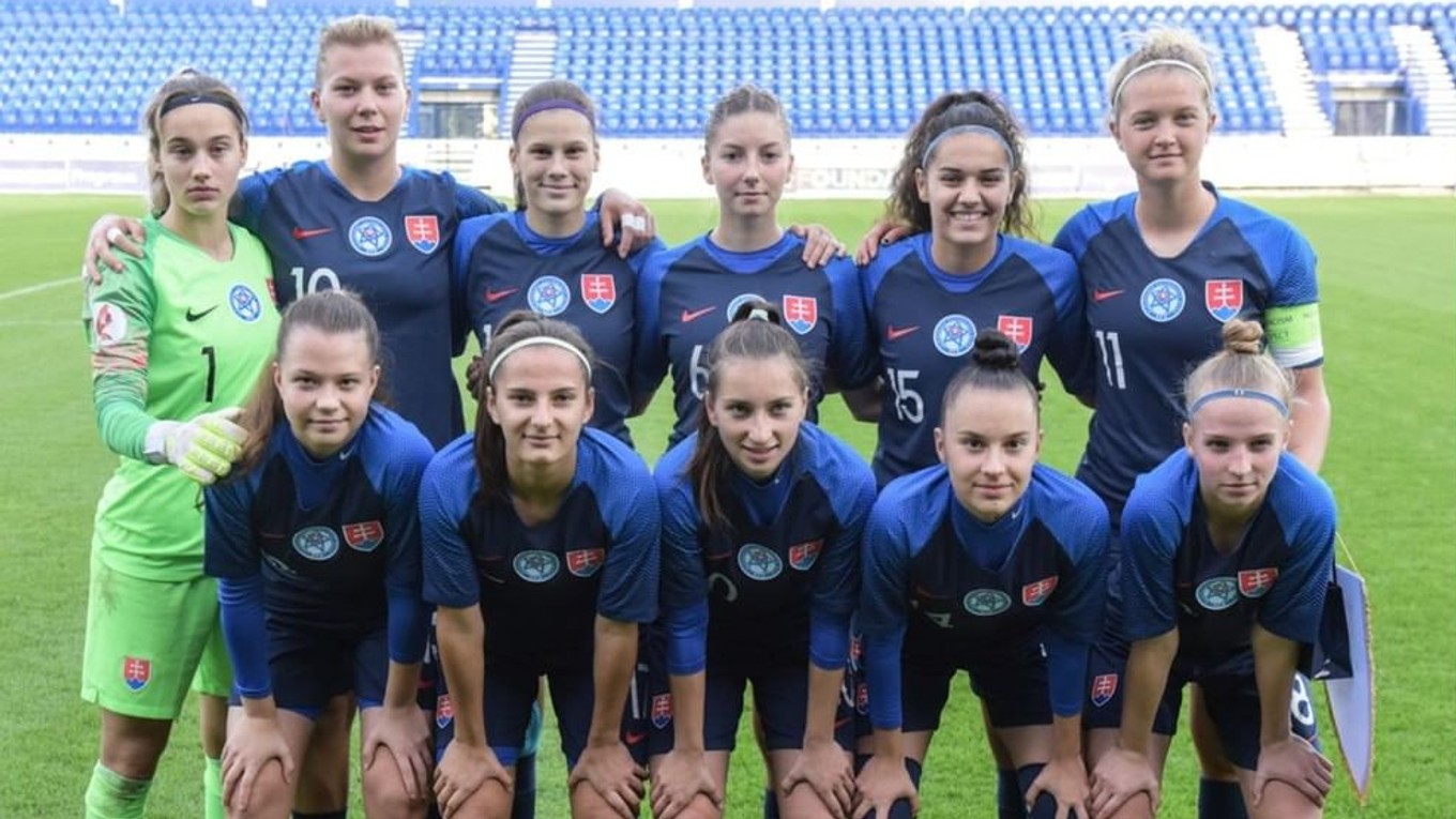 Na snímke sú slovenské futbalistky do 19 rokov.
