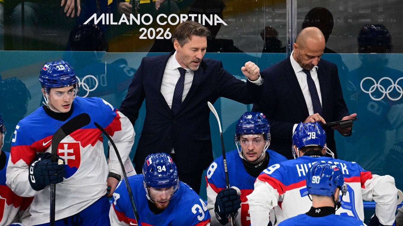 Hlavný tréner Vladimír Országh a jeho asistent Ján Pardavý na lavičke Slovenska počas ZOH 2026 v Miláne.
