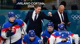 Hlavný tréner Vladimír Országh a jeho asistent Ján Pardavý na lavičke Slovenska počas ZOH 2026 v Miláne.
