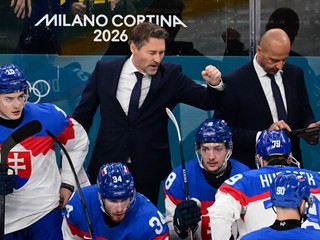 Hlavný tréner Vladimír Országh a jeho asistent Ján Pardavý na lavičke Slovenska počas ZOH 2026 v Miláne.