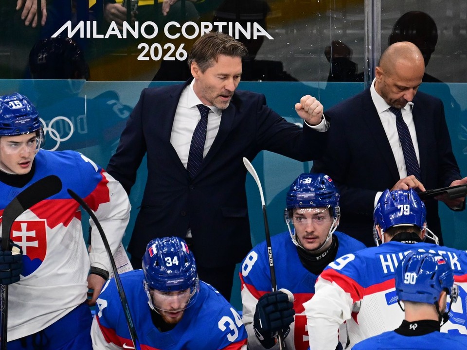 Hlavný tréner Vladimír Országh a jeho asistent Ján Pardavý na lavičke Slovenska počas ZOH 2026 v Miláne.