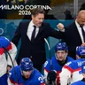 Hlavný tréner Vladimír Országh a jeho asistent Ján Pardavý na lavičke Slovenska počas ZOH 2026 v Miláne. 