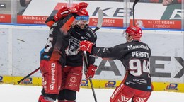 Alex Tamáši (vľavo) oslavuje gól so spoluhráčmi