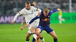 Momentka zo zápasu Borussia Mönchengladbach - RB Lipsko.