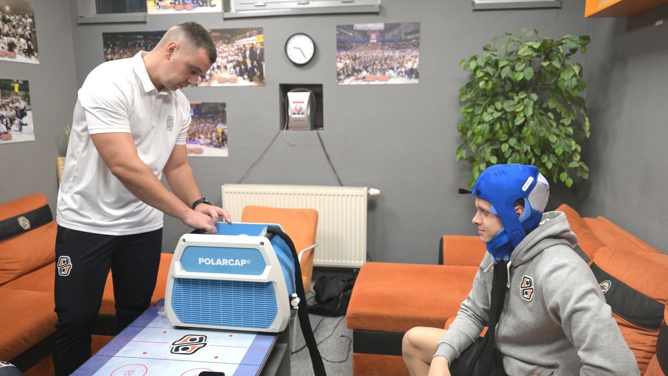 Na snímke sprava hráč HC Košice Peter Repčík a športový lekár HC Košice Michal Fečík.