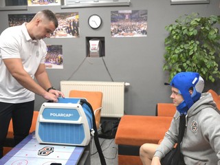 Na snímke sprava hráč HC Košice Peter Repčík a športový lekár HC Košice Michal Fečík.