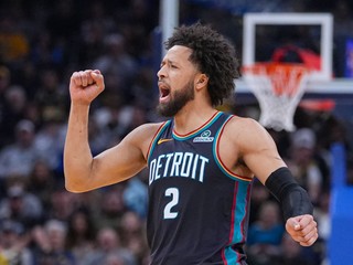 Rozohrávač Cade Cunningham v drese Detroitu Pistons.