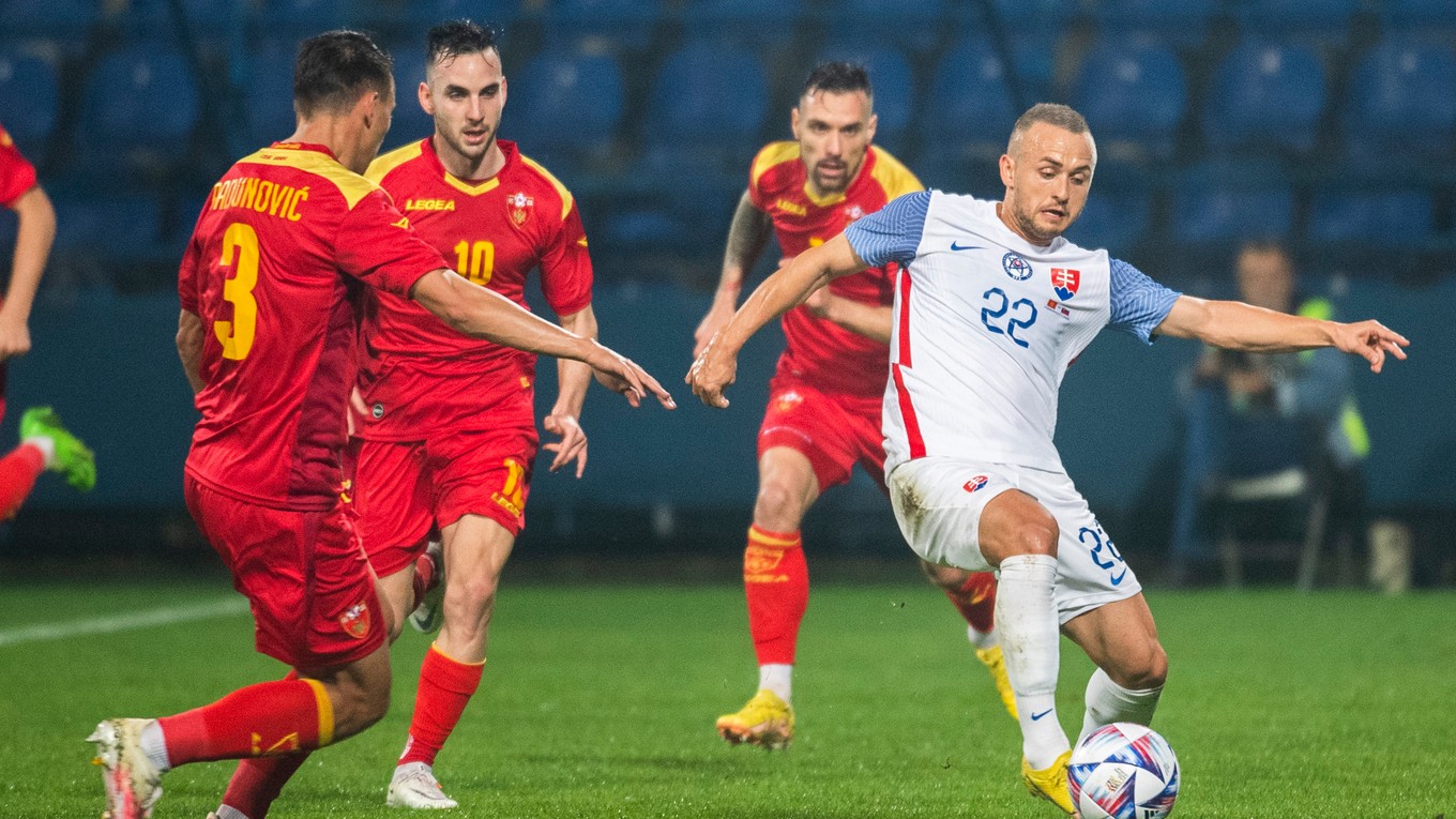 Stanislav Lobotka v obkľúčení hráčov Čiernej Hory.