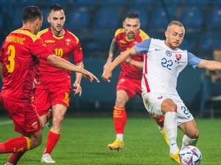Stanislav Lobotka v obkľúčení hráčov Čiernej Hory.