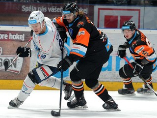 Zľava: Lane Scheidl z HK Nitra a Sameli Ventela z HK Dukla Ingema Michalovce.