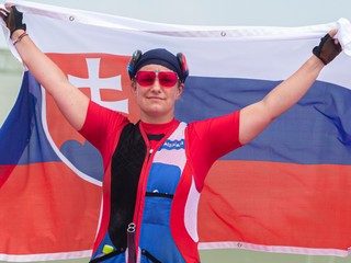 Zuzana Rehák Štefečeková oslavuje zisk zlatej olympijskej medaily v trape žien.