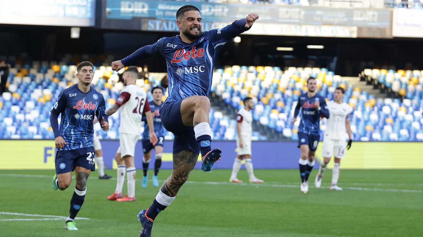 Hráč Neapolu Lorenzo Insigne oslavuje gól do siete Salernitany.