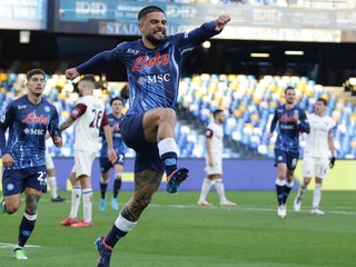 Hráč Neapolu Lorenzo Insigne oslavuje gól do siete Salernitany.