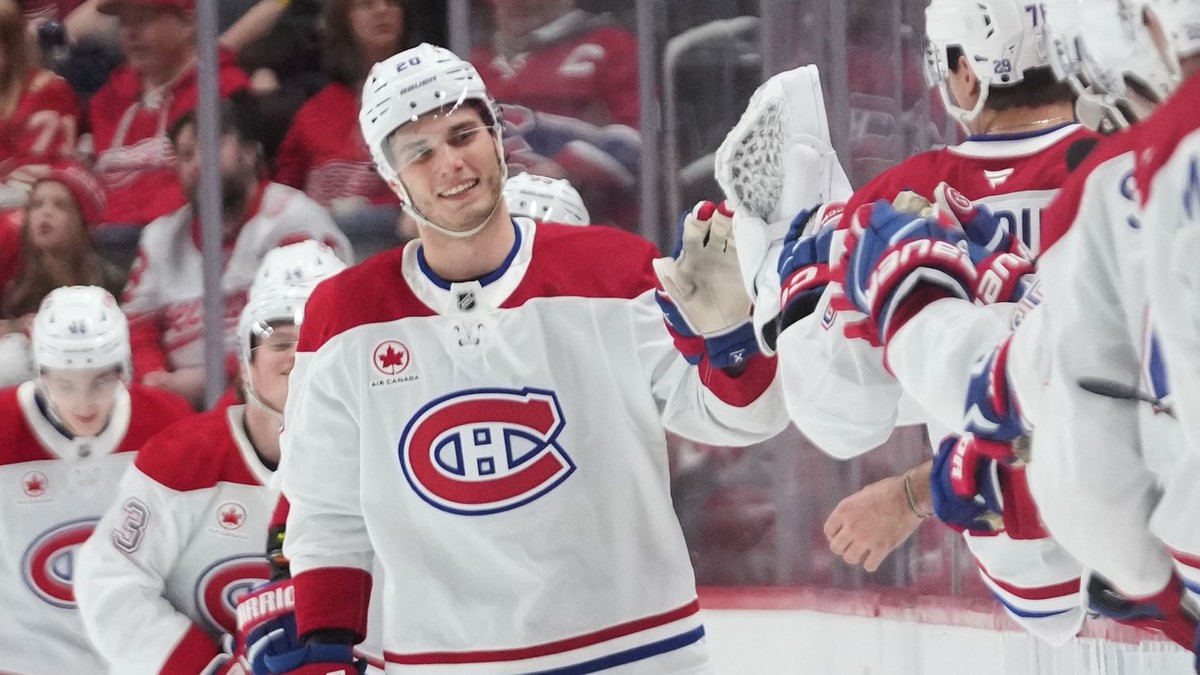 Juraj Slafkovský oslavuje gól v sieti Detroitu. 