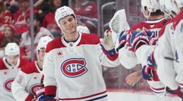 Juraj Slafkovský oslavuje gól v sieti Detroitu. 