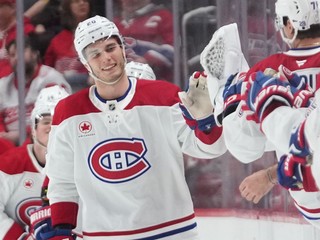 Juraj Slafkovský oslavuje gól v sieti Detroitu. 