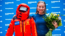 Lucia Janičová, ktorá ako prvá Slovenka vystúpila na Mount Everest, pózuje vedľa svojho výstroja.