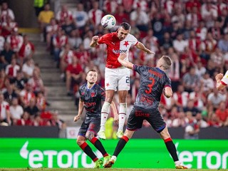 Ivan Schranz strieľa gól v zápase Európskej konferenčnej ligy SK Slavia Praha - Raków Čenstochová.