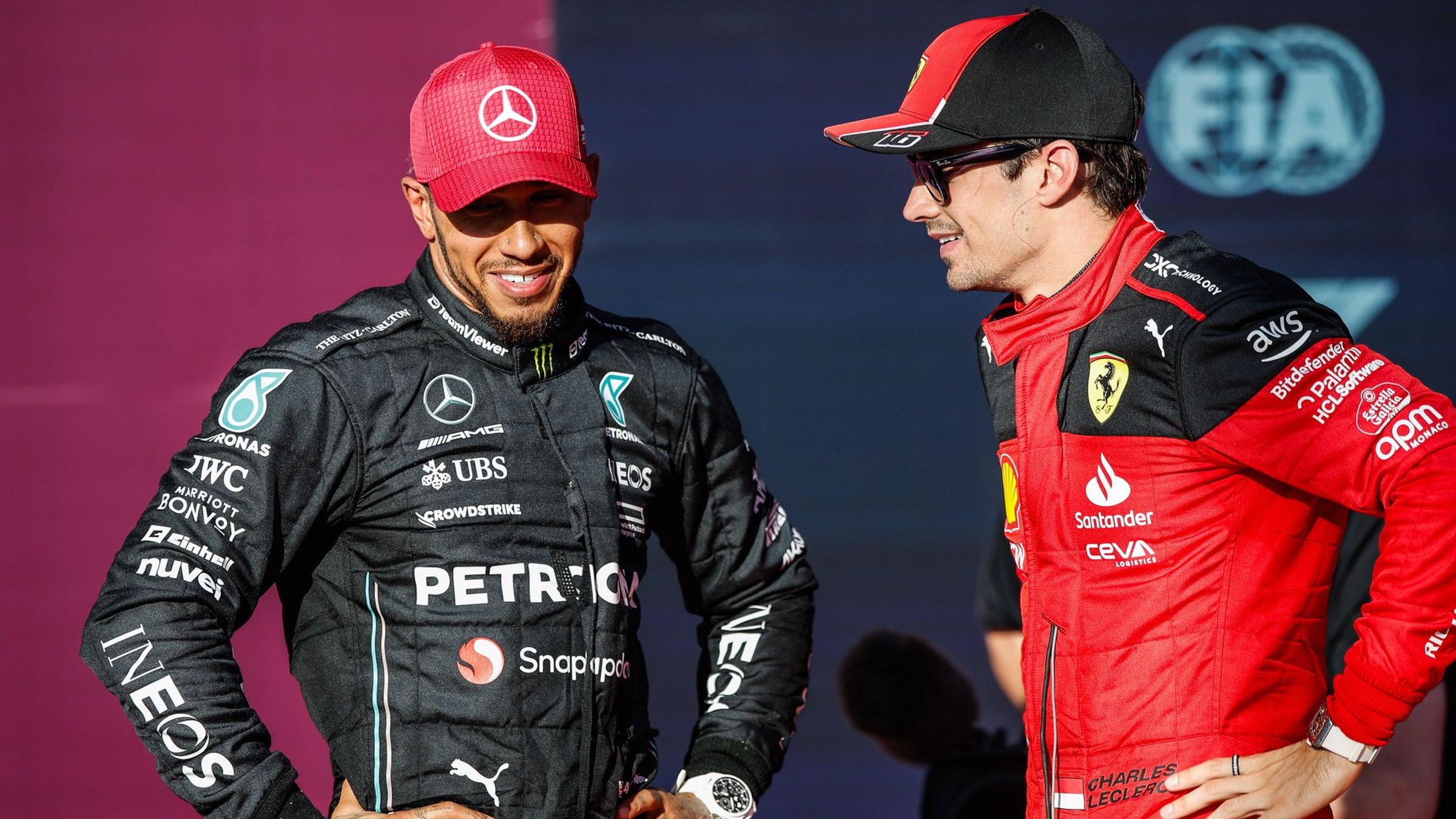Britský pilot F1 Lewis Hamilton (vľavo) s Charlesom Leclercom.