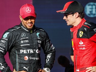 Britský pilot F1 Lewis Hamilton (vľavo) s Charlesom Leclercom.