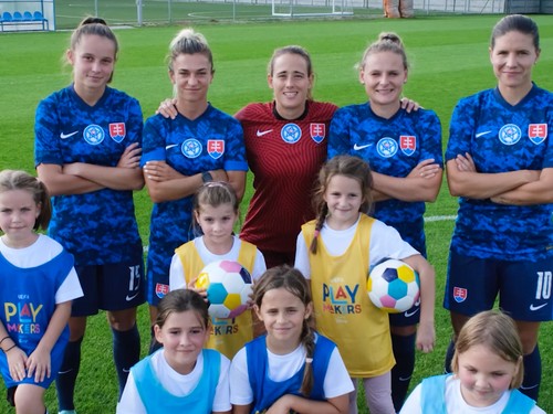 GRASSROOTS - Projekt „Playmakers“ podporila ženská slovenská futbalová reprezentácia 