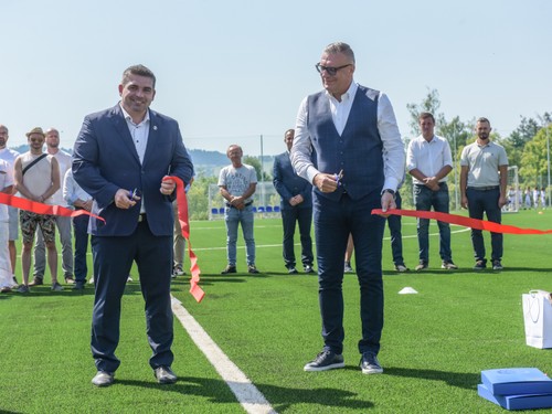 SFZ – V Brezne slávnostne otvorili nové futbalové ihrisko s umelou trávou
