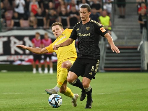 Samuel Štefánik (vpravo) a hráč Dnipra Ruslan Babenko v zápase play off Konferenčnej ligy FC Spartak Trnava - SC Dnipro-1 (Trnava, 23. augusta 2023).