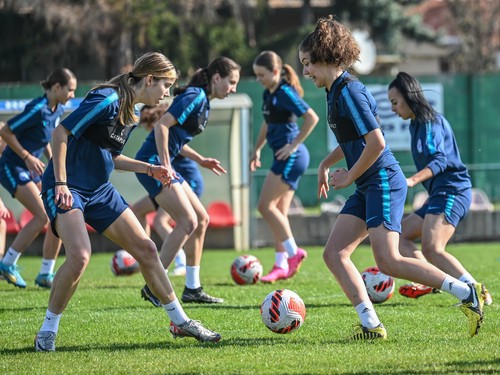 WU17-tréning-Terézia Šoltysová(vľavo)-Emily Suchoňová.jpg