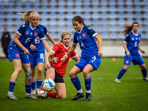 WU19 SVK-AUT-1-2-Dominika Gondová-vľavo-Mária Gunišová