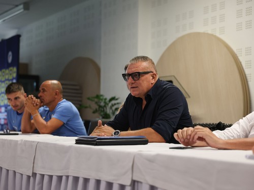 Kovacik v Senci pri hracoch.jpg