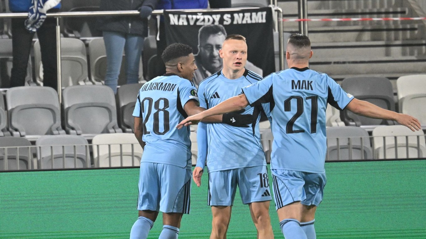 Nino Marcelli (uprostred) sa raduje z gólu s Róbertom Makom (vpravo) a Cesarom Blackmanom.