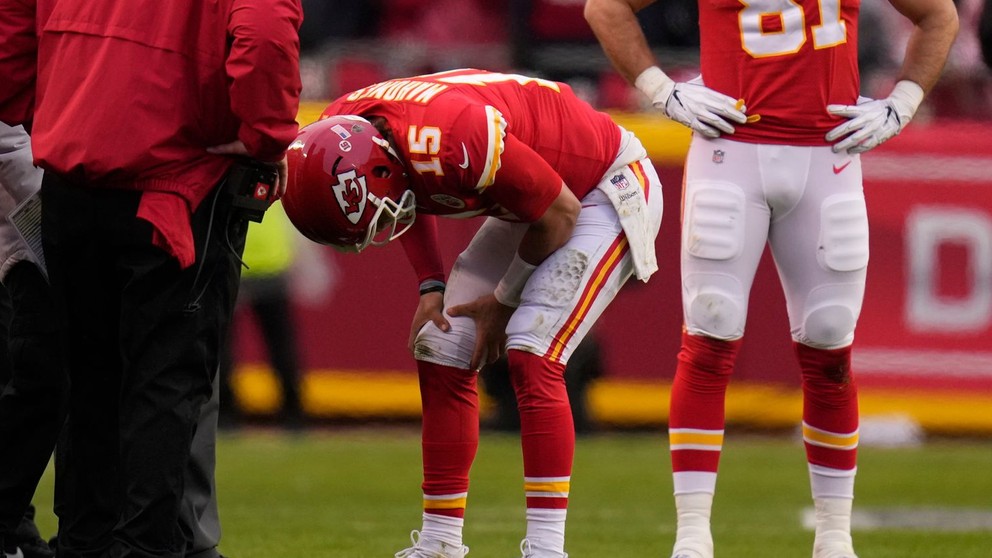 Zranenie Patricka Mahomesa, quarterbacka tímu Kansas City Chiefs. 