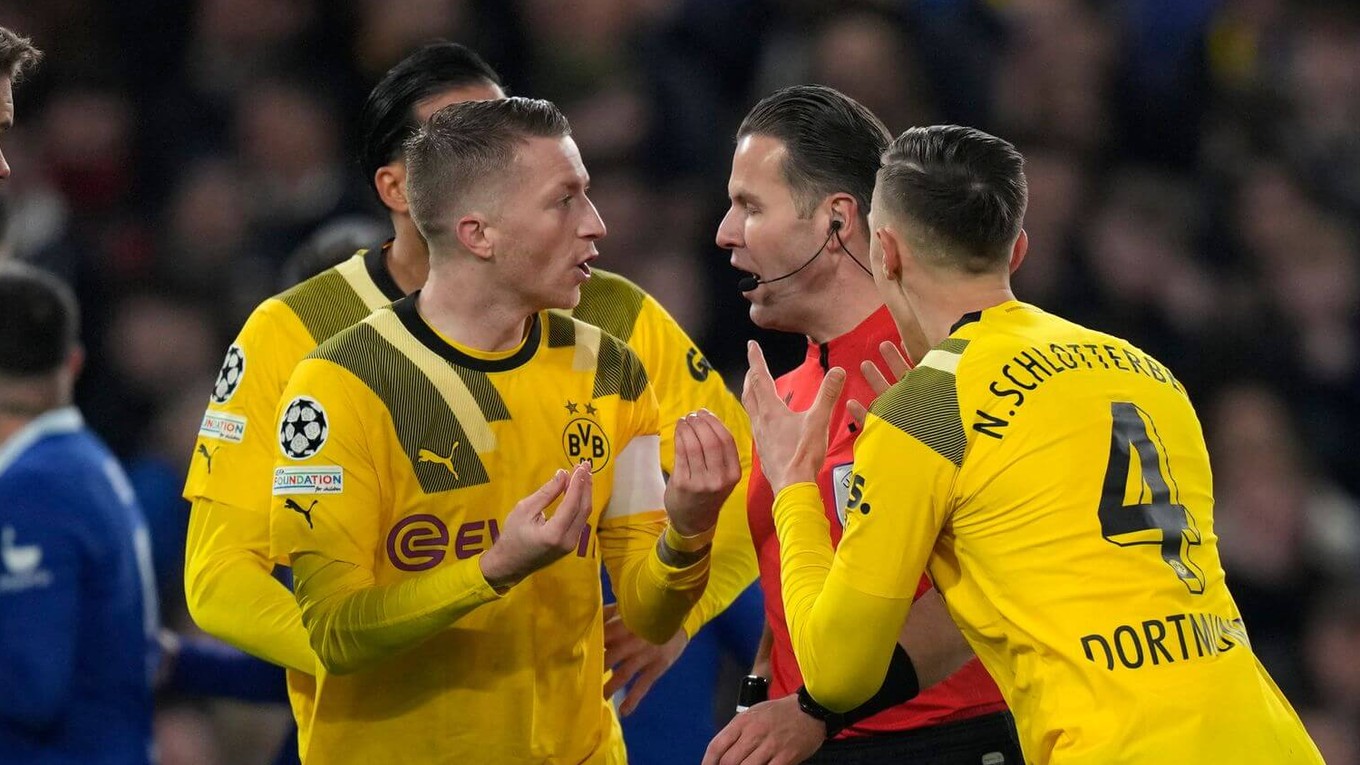 Futbalisti Borussie Dortmund sa hnevajú na rozhodcu v zápase proti Chelsea.