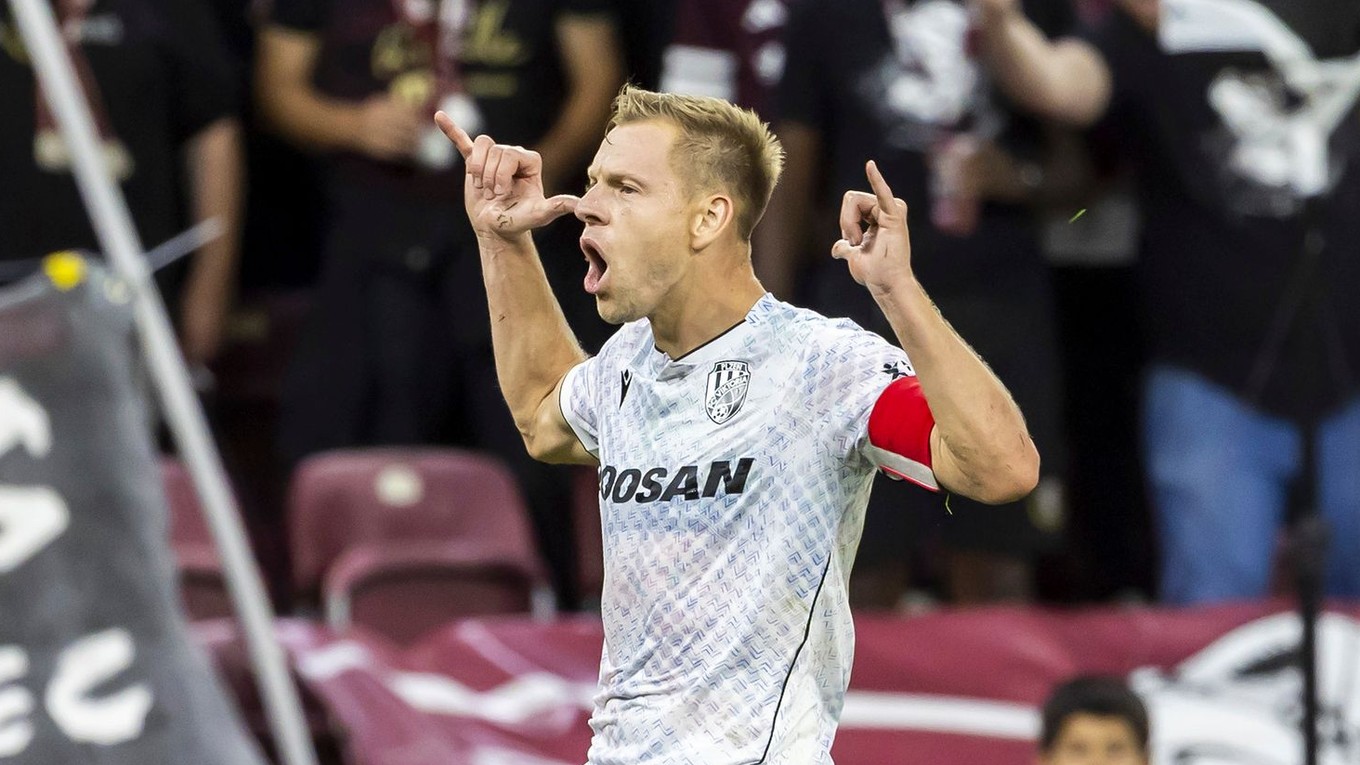 Futbalista Plzne Matěj Vydra sa teší z gólu v zápase proti Servette FC.