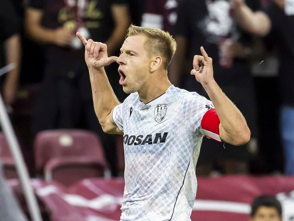 Futbalista Plzne Matěj Vydra sa teší z gólu v zápase proti Servette FC.