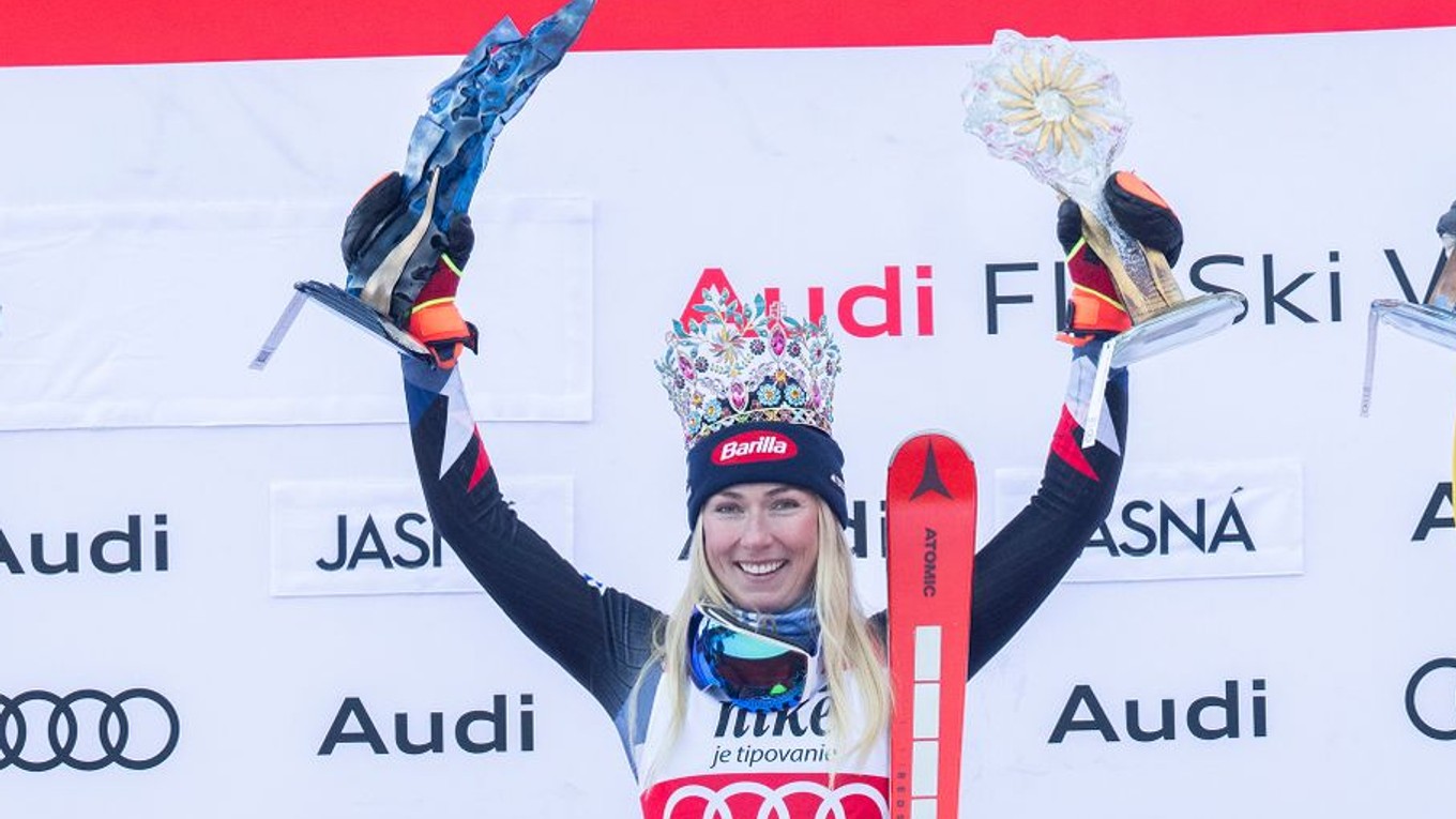 Mikaela Shiffrinová s trofejami po triumfe v slalome v Jasnej 2024.