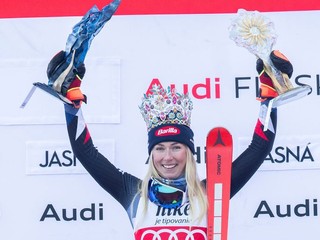 Mikaela Shiffrinová s trofejami po triumfe v slalome v Jasnej 2024.