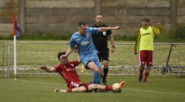 Lukáš Lupták (v modrom drese) z MŠK Rimavská Sobota v zápase Partizán Bardejov - MŠK Rimavská Sobota v III. lige Východ.