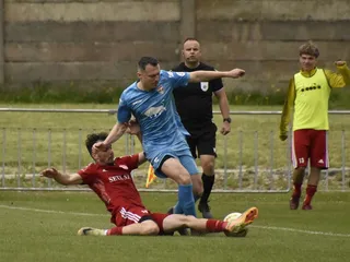 Lukáš Lupták (v modrom drese) z MŠK Rimavská Sobota v zápase Partizán Bardejov - MŠK Rimavská Sobota v III. lige Východ.