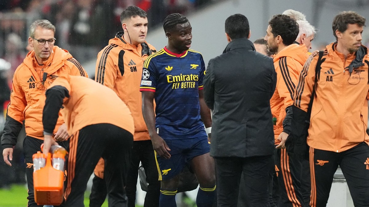 Na snímke zranený hráč Arsenalu Londýn Bukayo Saka (uprostred).