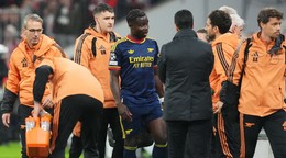 Na snímke zranený hráč Arsenalu Londýn Bukayo Saka (uprostred).