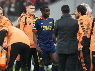 Na snímke zranený hráč Arsenalu Londýn Bukayo Saka (uprostred).