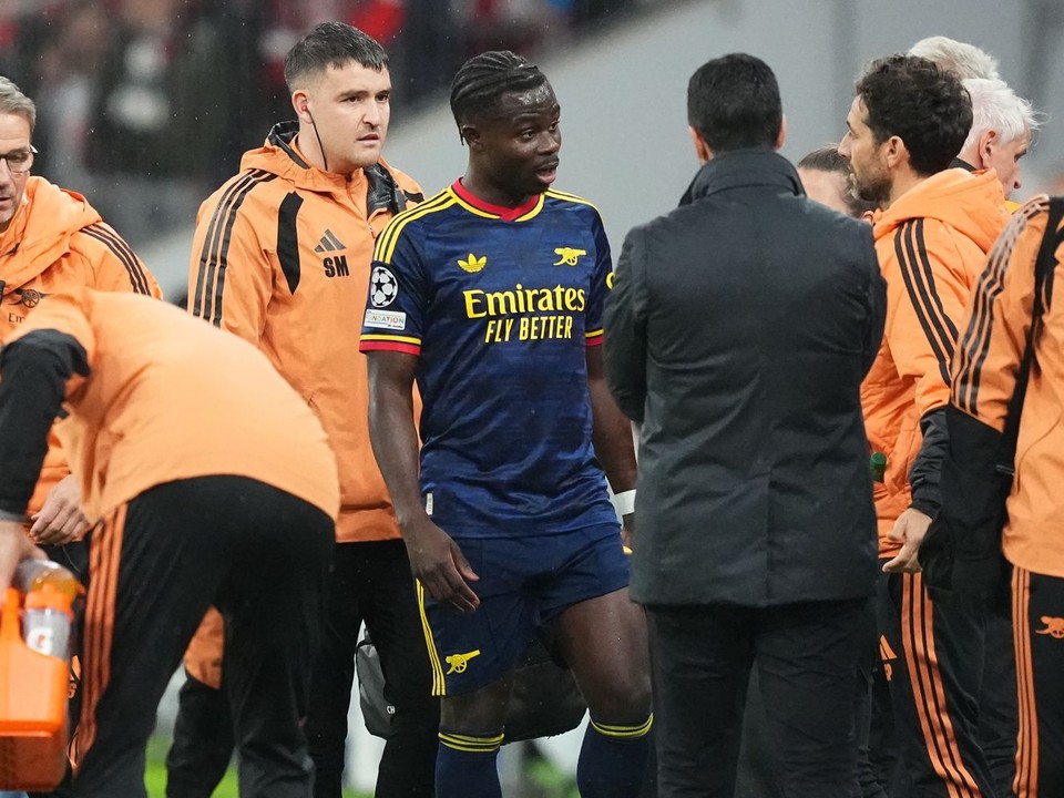 Na snímke zranený hráč Arsenalu Londýn Bukayo Saka (uprostred).