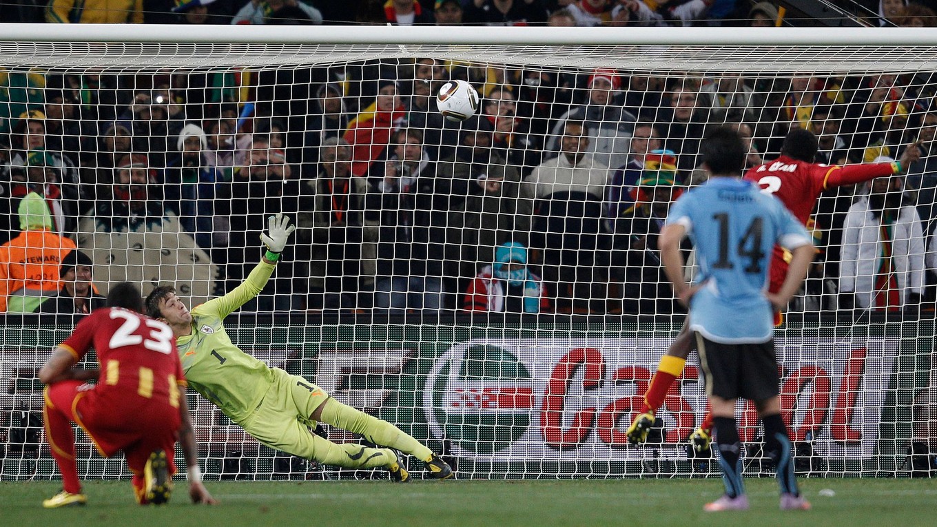 Asamoah Gyan nepremieňa penaltu vo štvrťfinále MS vo futbale 2010.