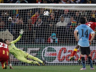 Asamoah Gyan nepremieňa penaltu vo štvrťfinále MS vo futbale 2010.