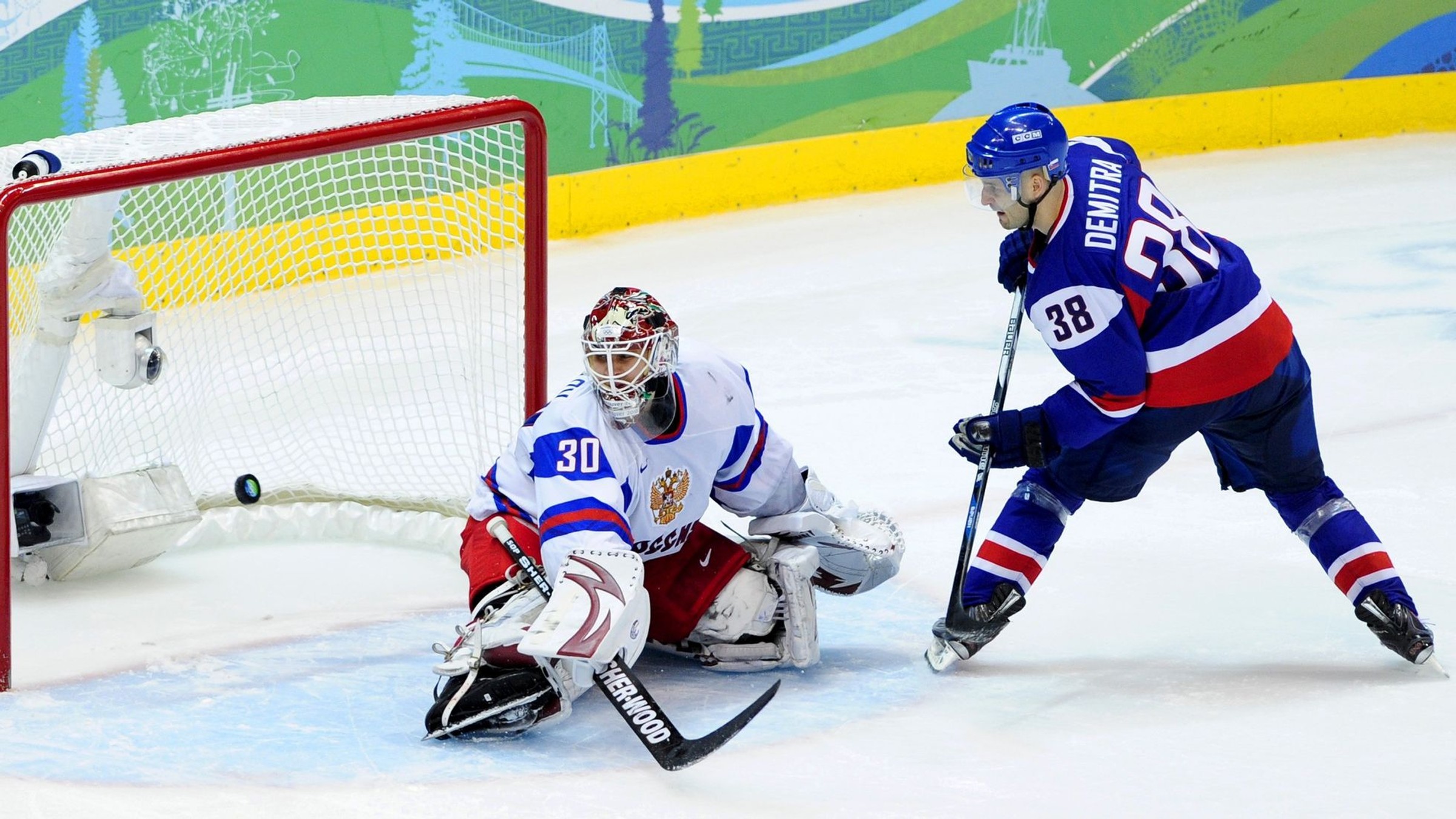 Pamätný gól na olympijskom turnaji  2010 vo Vancouvri  zvečnili aj na poštovej známke. Pavol Demitra premieňa rozhodujúci samostatný nájazd proti brankárovi Iľjovi Bryzgalovi z Ruska. 

